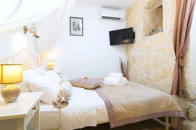 Romantic Stüdyo, Avlu Manzaralı
