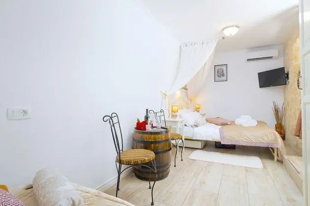 Romantic Stüdyo, Avlu Manzaralı