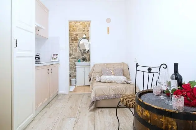 Romantic Stüdyo, Avlu Manzaralı
