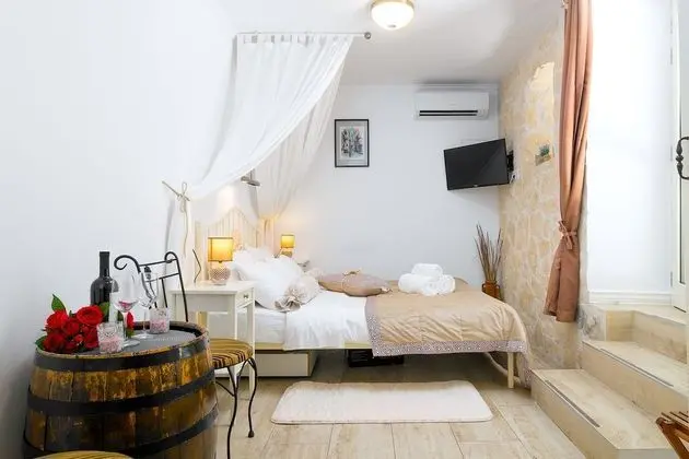 Romantic Stüdyo, Avlu Manzaralı