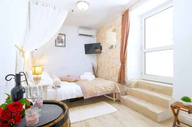 Romantic Stüdyo, Avlu Manzaralı
