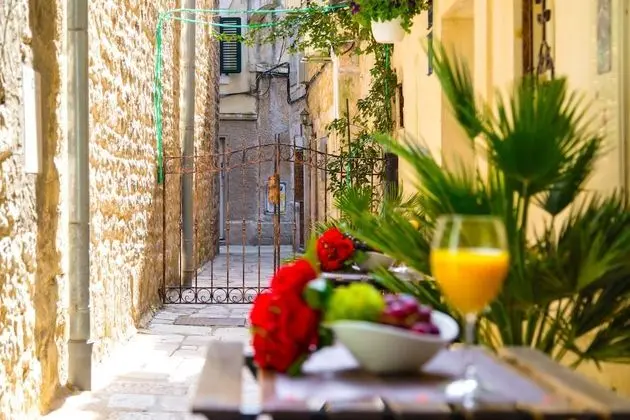 Romantic Stüdyo, Avlu Manzaralı