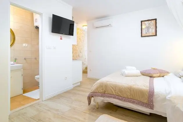Royal Stüdyo, Avlu Manzaralı