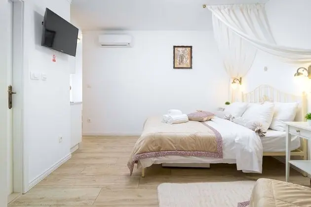 Royal Stüdyo, Avlu Manzaralı
