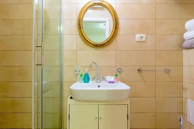 Royal Stüdyo, Avlu Manzaralı