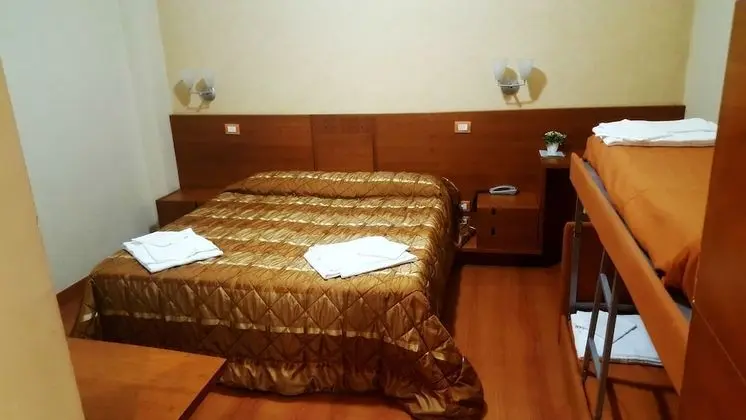 Üç Kişilik Oda