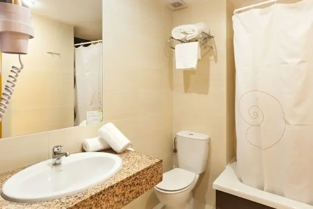 İki Ayrı Yataklı Oda, Balkon, Havuz Manzaralı