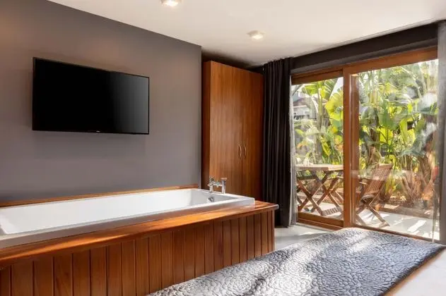 Deluxe Jakuzili Suite