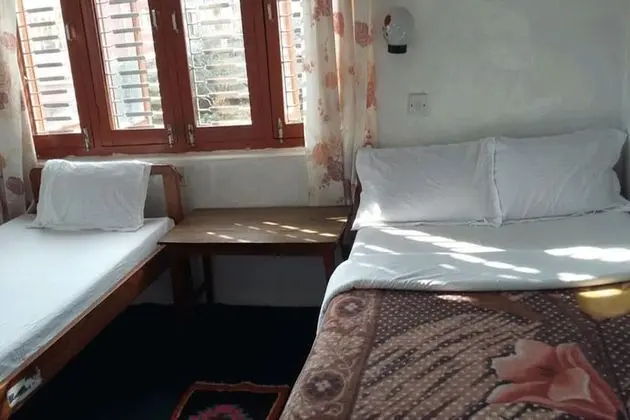 Basic Üç Kişilik Oda, Ortak Banyo