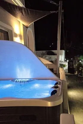 Tek Büyük Yataklı Oda (Outdoor Hot Tub)