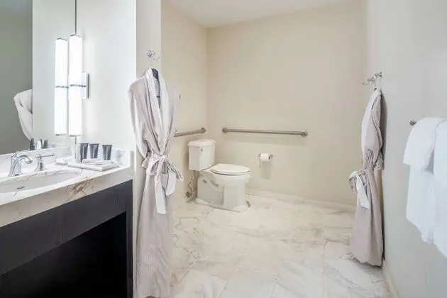 Signature Oda, 1 Büyük (Queen) Boy Yatak, Engellilere Uygun (Roll-In Shower, Mobility)
