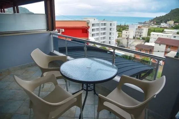 Üç Kişilik Oda, Deniz Manzaralı