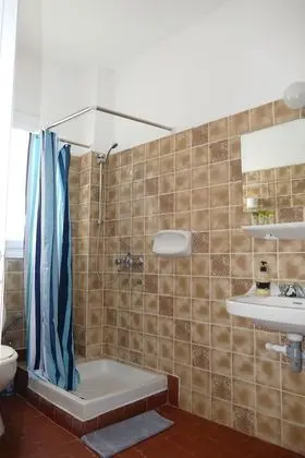 Tek Büyük Yataklı Oda, Balkon, Kısmi Deniz Manzaralı
