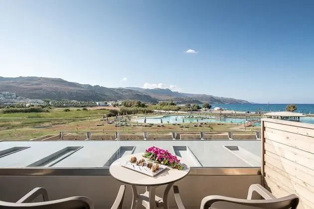 Deluxe Tek Büyük Yataklı Oda, Kısmi Deniz Manzaralı
