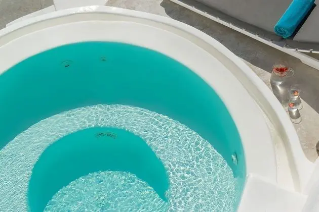 Family Villa (Outdoor Heated Jetted Tub)