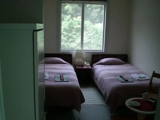 İki Ayrı Yataklı Oda, Ortak Banyo