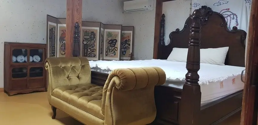 Oda (King Bed)