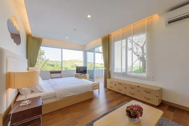Penthouse with Lake View