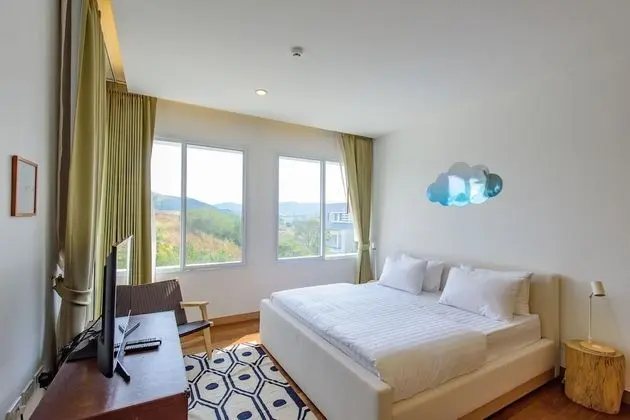 Penthouse with Lake View