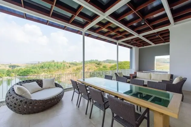 Penthouse with Lake View
