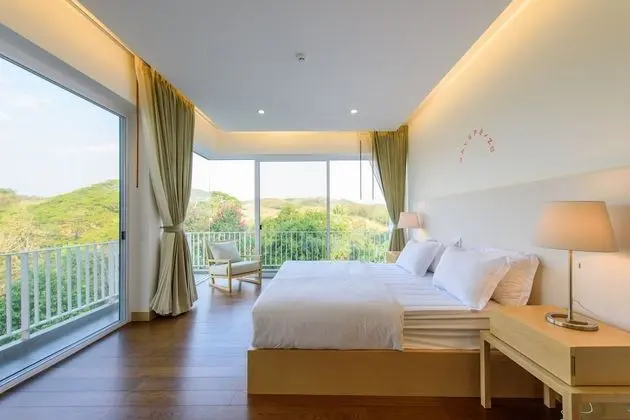 Suite with Lake View