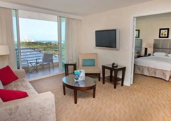 Deluxe Süit, 2 Yatak Odası, Şehir Manzaralı (1 King and 2 Queenbeds)