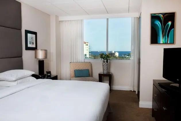 Deluxe Süit, 2 Yatak Odası, Şehir Manzaralı (1 King and 2 Queenbeds)