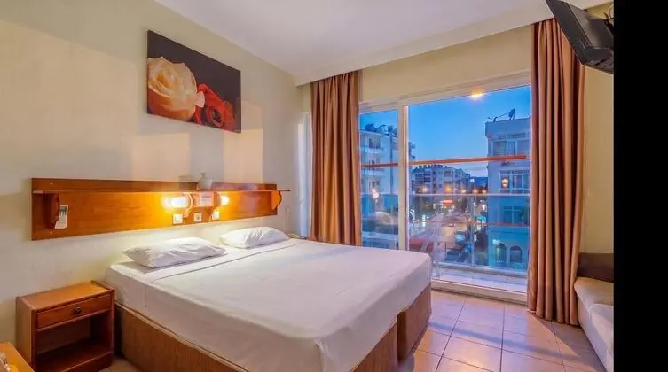 https://images.odamax.com/img/1024x768/odamax/image/upload/Gallion_Hotel_Alanya_202605131236129_Firefly_Gemini_Flash_yatak_rt_s_n_n_k_r_kl_n_d_zelt_ba_ka_bir_eyi_de_i_tirme_975030.jpg