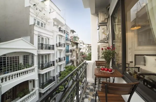 Junior Süit, Balkon