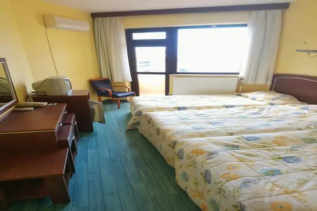 3 Kişilik Deniz Manzaralı oda