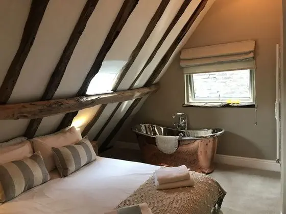 Romantic Tek Büyük Yataklı Oda, 1 Çift Kişilik Yatak, Küvet, Şehir Manzaralı