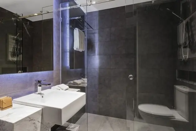 Tek Büyük Yataklı Oda, Balkon (Petrie)