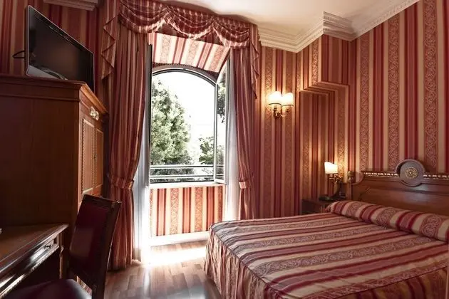 Büyük Yataklı Tek Kişilik Oda