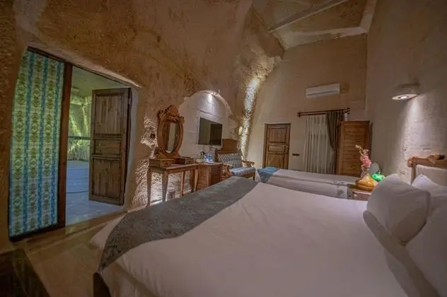 Cave Suite,    , Jakuzili