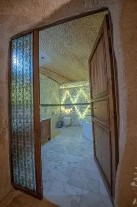 Cave Suite,    , Jakuzili