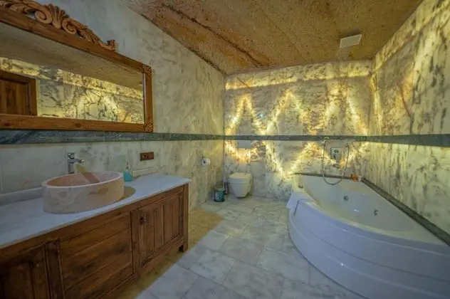 Cave Suite,    , Jakuzili