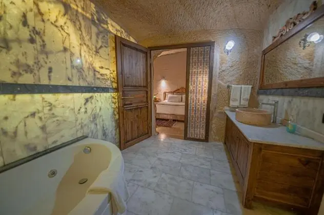 Cave Suite,    , Jakuzili