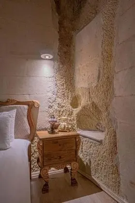 Cave Suite,    , Jakuzili