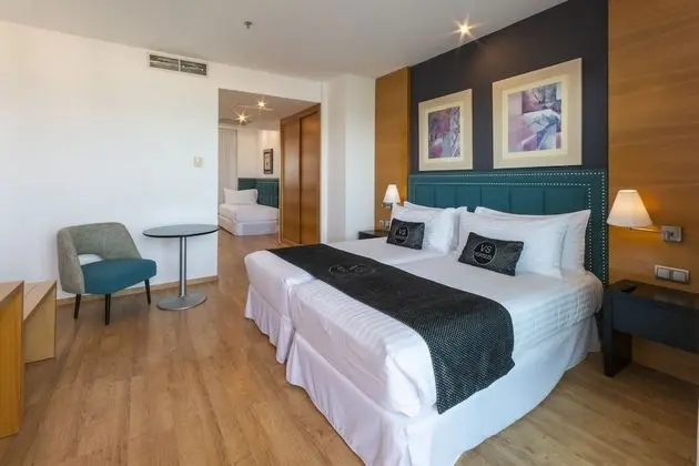 Üç Kişilik Oda, Deniz Manzaralı