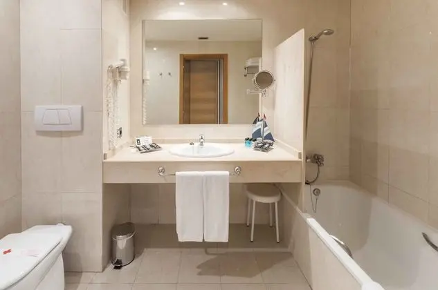 Üç Kişilik Oda, Deniz Manzaralı