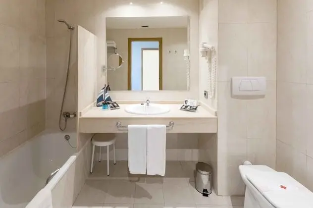 Üç Kişilik Oda, Deniz Manzaralı