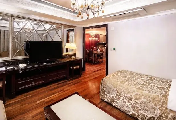 Suite (Room & Bed Type randomly assigned on arrival)