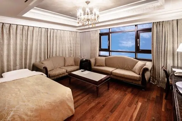 Suite (Room & Bed Type randomly assigned on arrival)