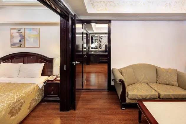 Suite (Room & Bed Type randomly assigned on arrival)