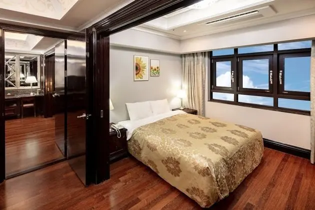 Suite (Room & Bed Type randomly assigned on arrival)