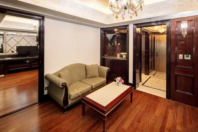 Suite (Room & Bed Type randomly assigned on arrival)