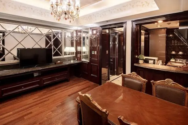 Suite (Room & Bed Type randomly assigned on arrival)