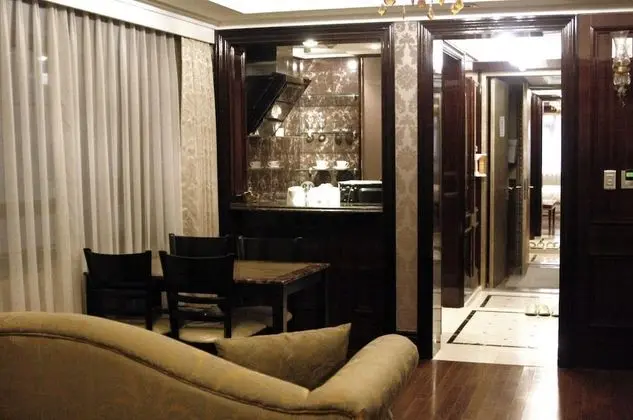 Suite (Room & Bed Type randomly assigned on arrival)