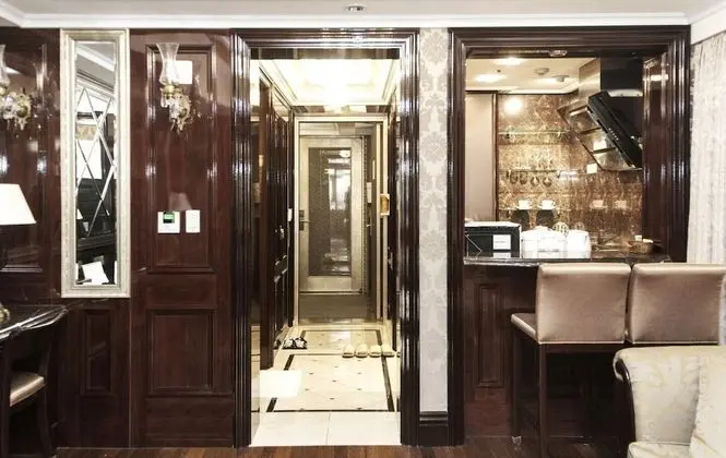 Suite (Room & Bed Type randomly assigned on arrival)