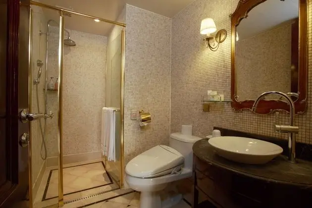 Suite (Room & Bed Type randomly assigned on arrival)